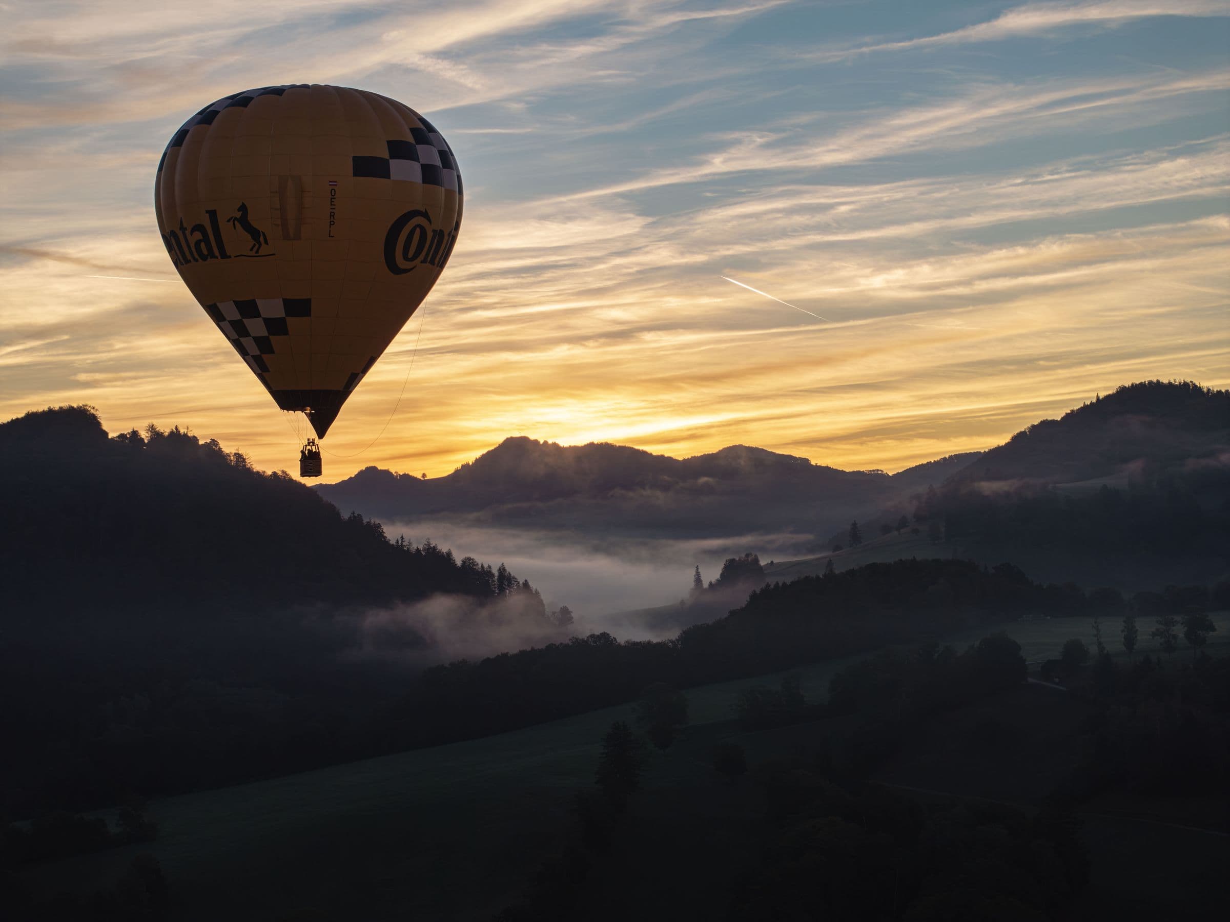 Der Ballon von Pielachtal Ballooning bei Sonnenaufgang über dem Nebel im Pielachtal