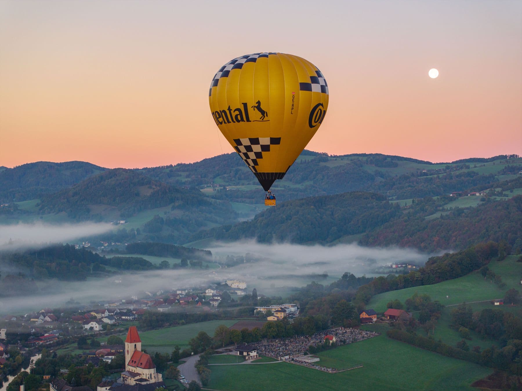 Der Ballon von Pielachtal Ballooning am frühen Morgen über dem Nebel